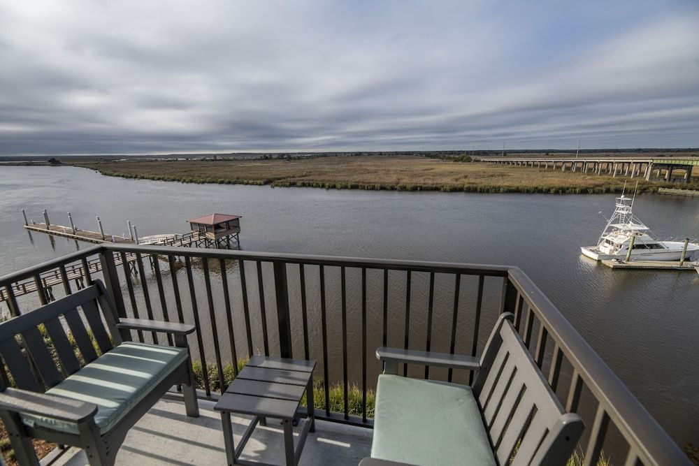 Oaks on the River Superior Room, 1 King Bed, River View (Premium Riverfront) 3