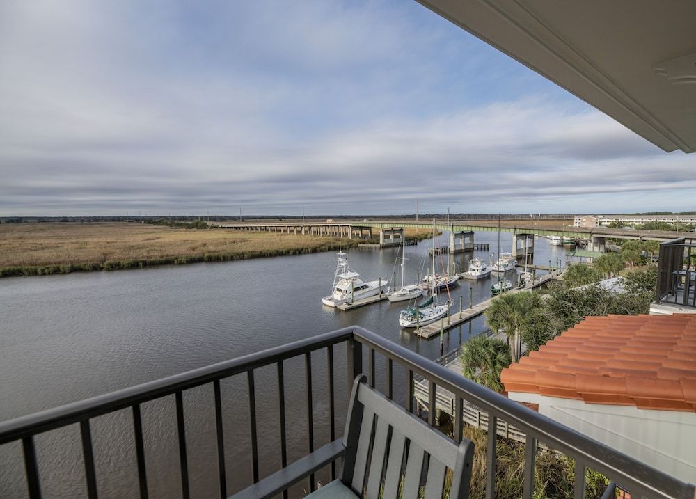 Oaks on the River Superior Room, 1 King Bed, River View (Premium Riverfront) 2