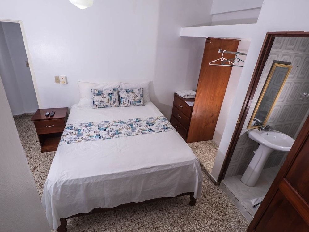 Setup Hotels Standard B, 1 Queen Bed 5