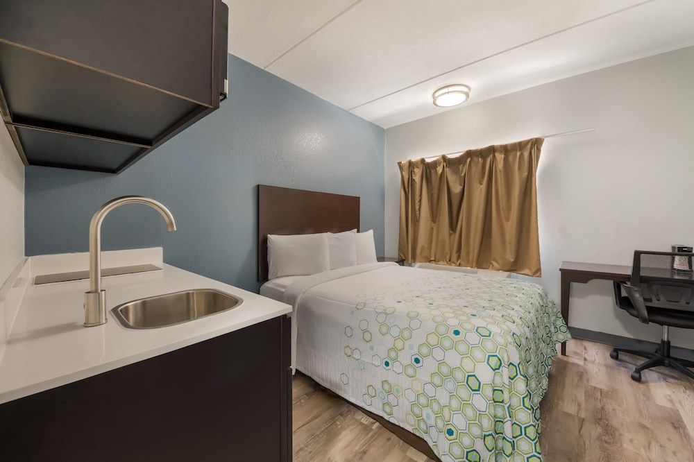 Studio, 1 Queen Bed, Non Smoking, Kitchenette