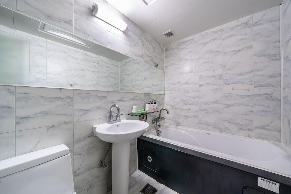 Q Hotel Family Room 4