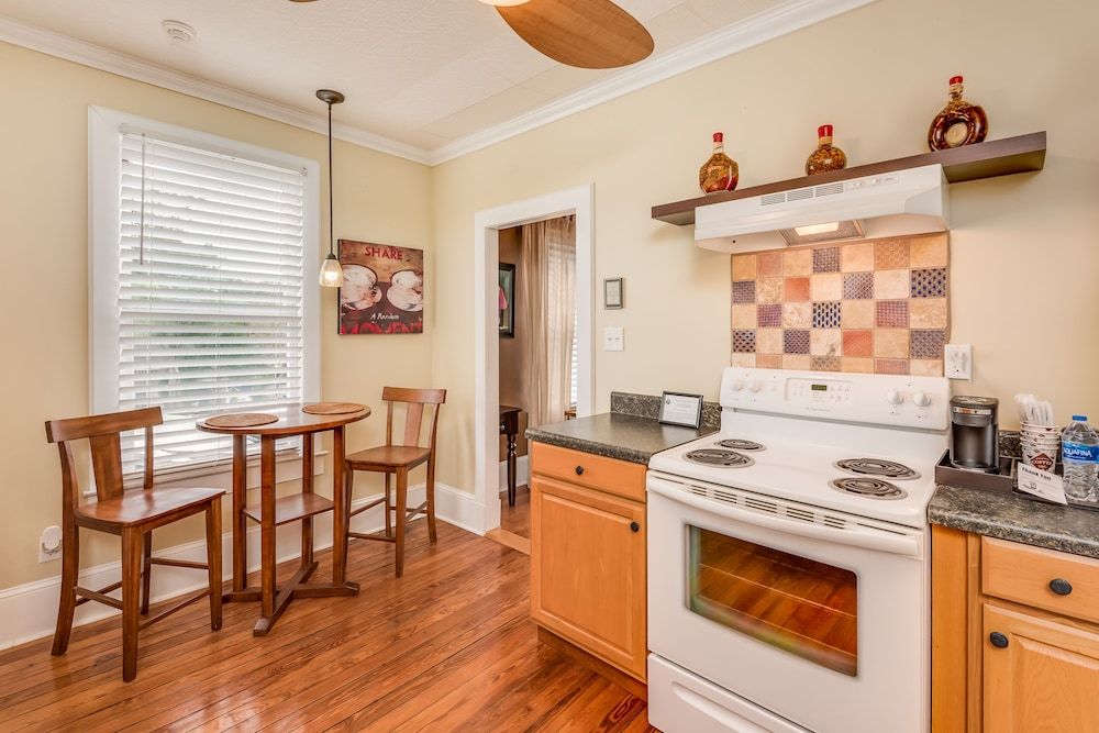 The Heirloom Inn Suite, Non Smoking, Kitchen (Diamond) 7