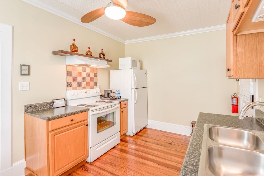 The Heirloom Inn Suite, Non Smoking, Kitchen (Diamond) 9