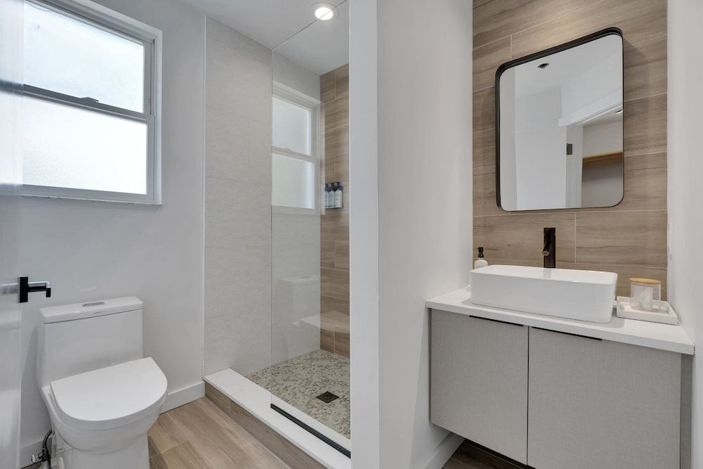 The St Laurent Social Club & Guest Rooms Standard Room, 1 King Bed 4