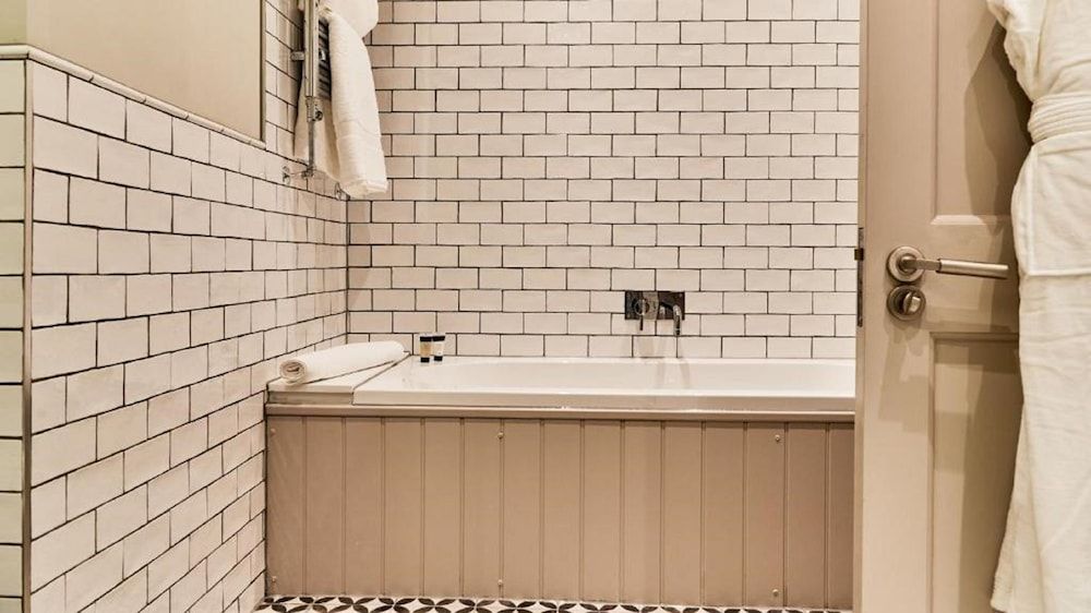 The Wellington Arms Standard Double or Twin Room 4