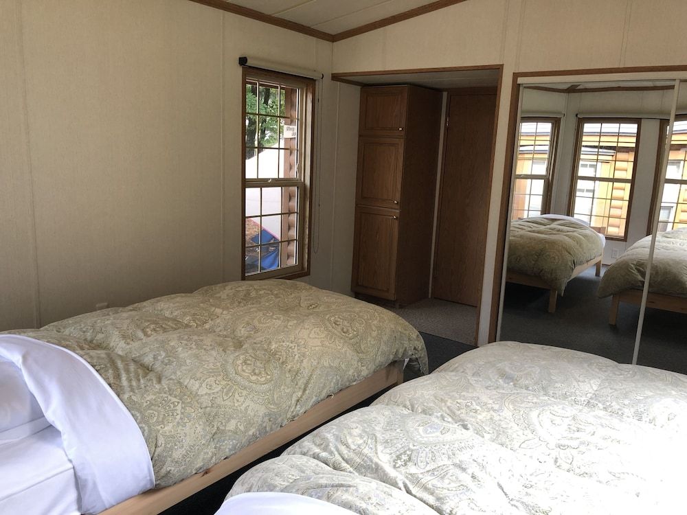 Cabin (C)
