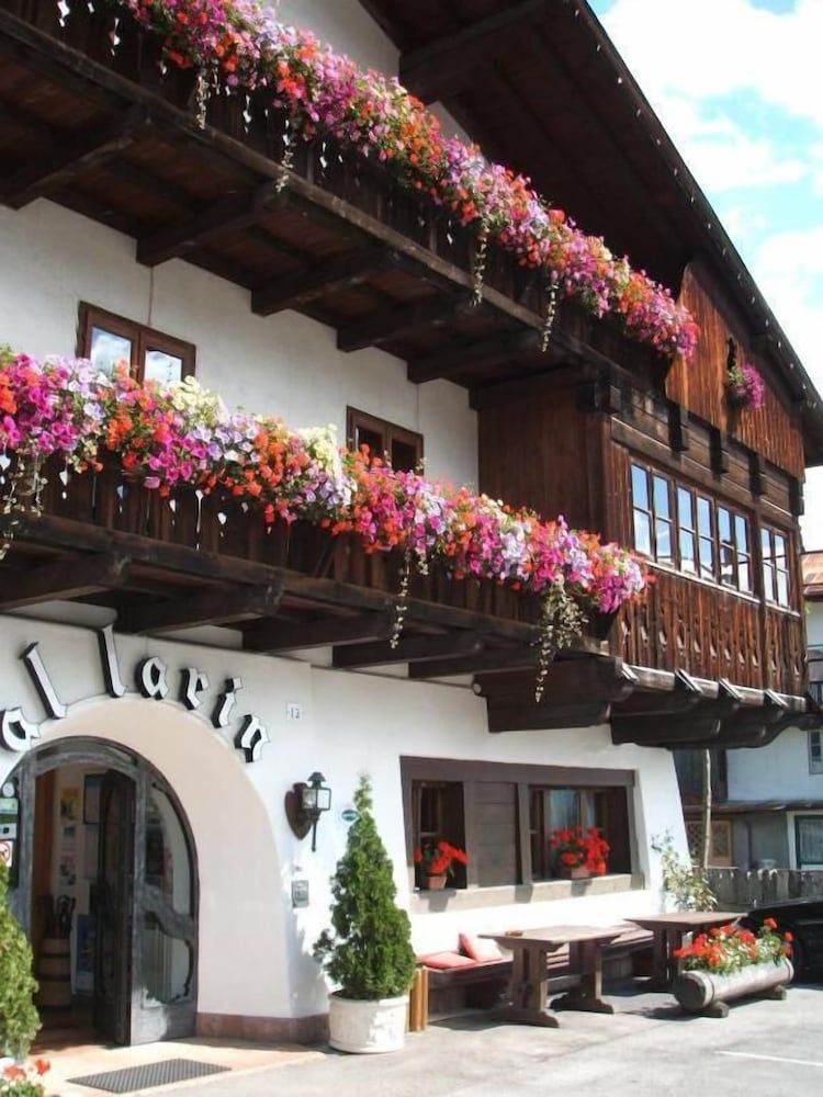 undefined Hotel Al Larin 9