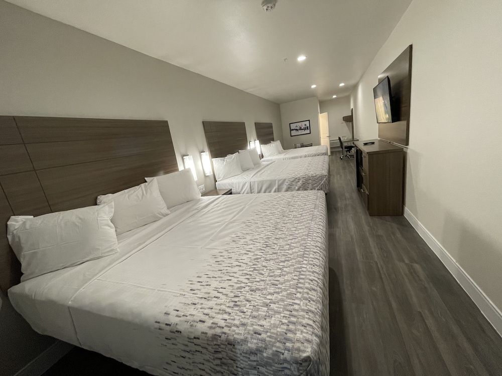 Palace Inn Blue - Garth Rd Family Room 4