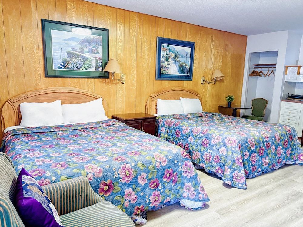 Inn Towne Motel Standard Room, 2 Queen Beds - Pet friendly