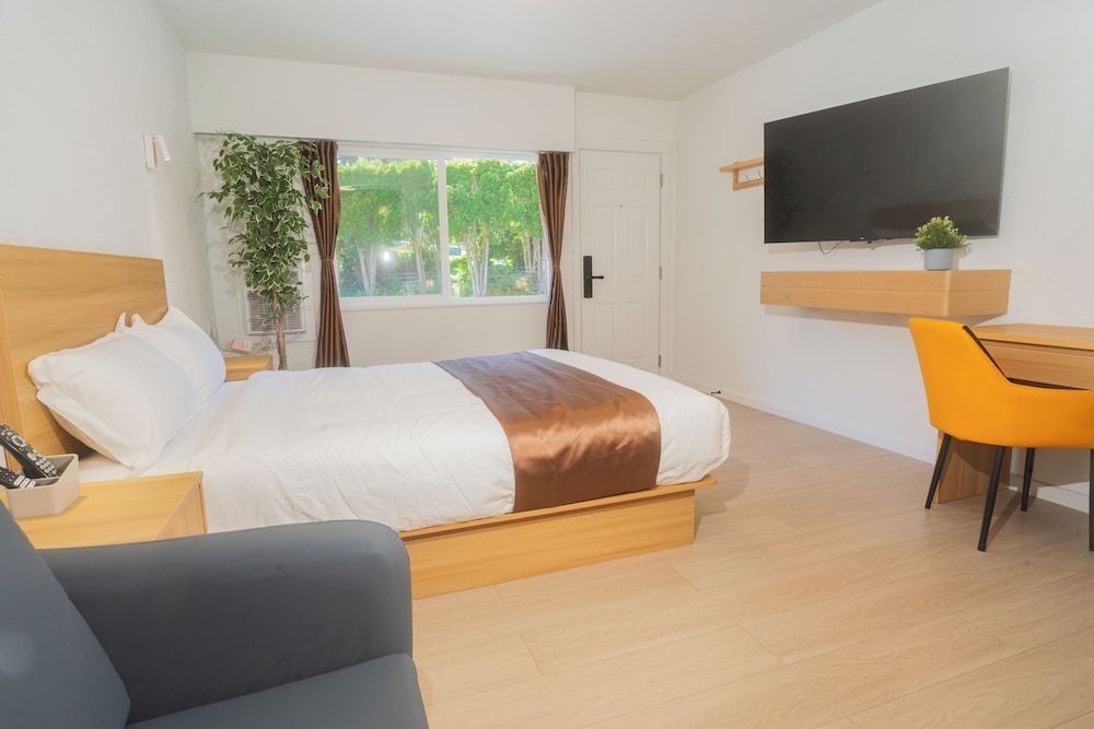 Inn Towne Motel Deluxe Queen Room with Kitchenette 4