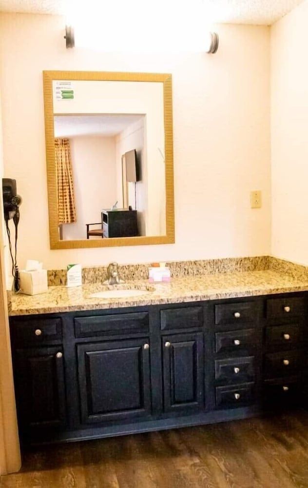 Econo Lodge Vidalia Standard Room, 2 Queen Beds, Non Smoking 9