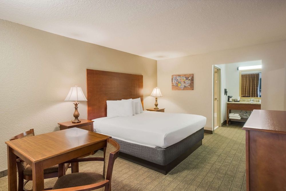 Econo Lodge Vidalia Room, 1 King Bed, Accessible, Non Smoking