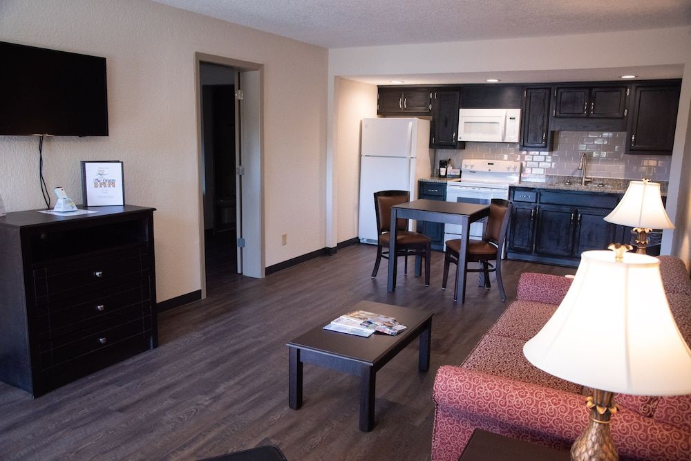 Econo Lodge Vidalia Suite, Multiple Beds, Non Smoking 7