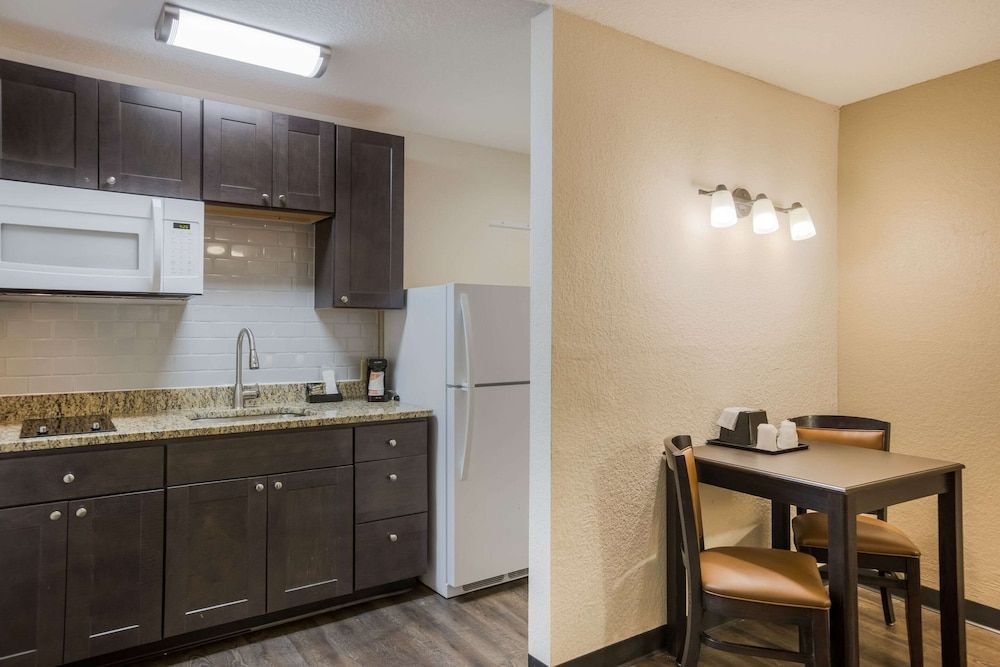 Econo Lodge Vidalia Suite, Multiple Beds, Non Smoking 9