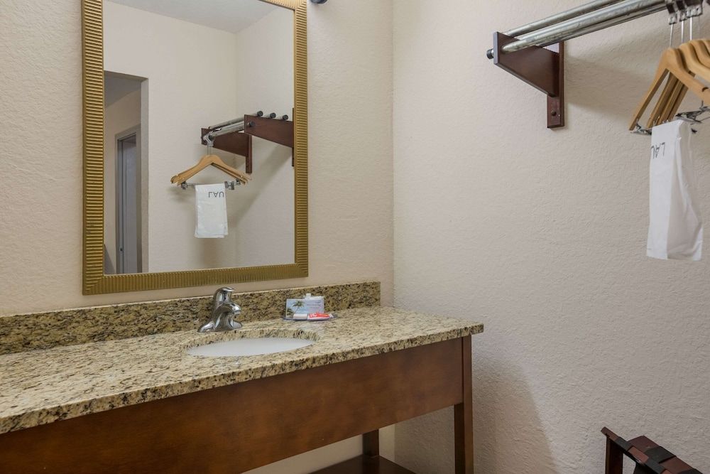 Econo Lodge Vidalia Suite, Multiple Beds, Non Smoking 2