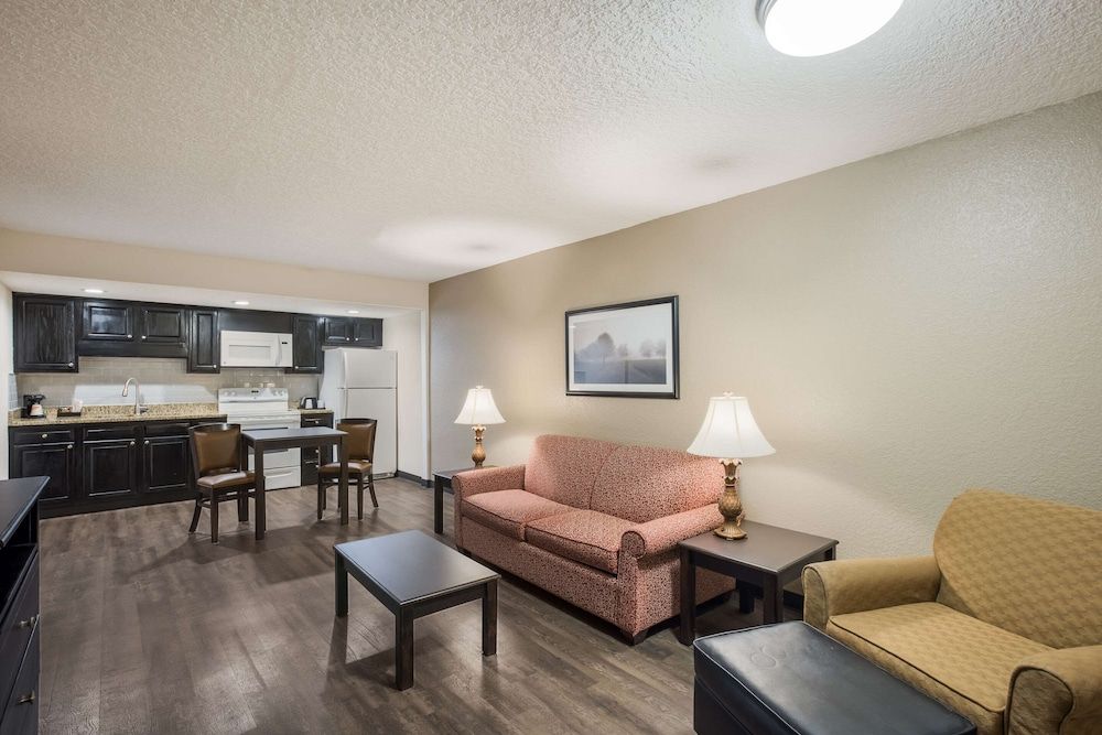 Econo Lodge Vidalia Suite, Multiple Beds, Non Smoking 10