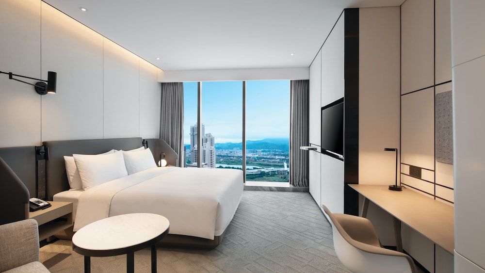 Standard Room, 1 King Bed, Club Lounge Access, River View