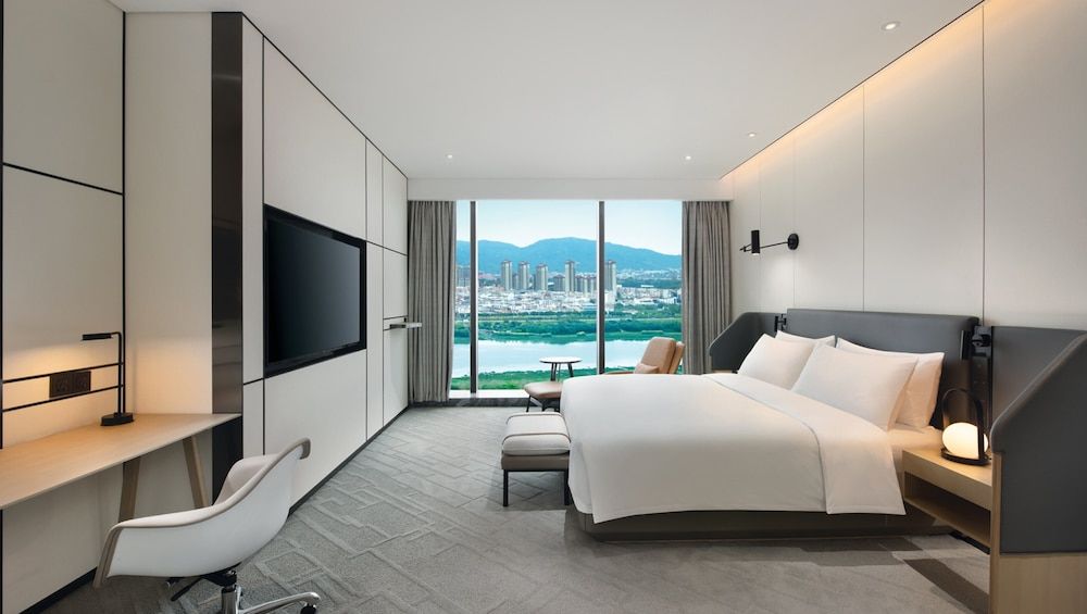 Suite, 1 Bedroom, River View (High Floor)
