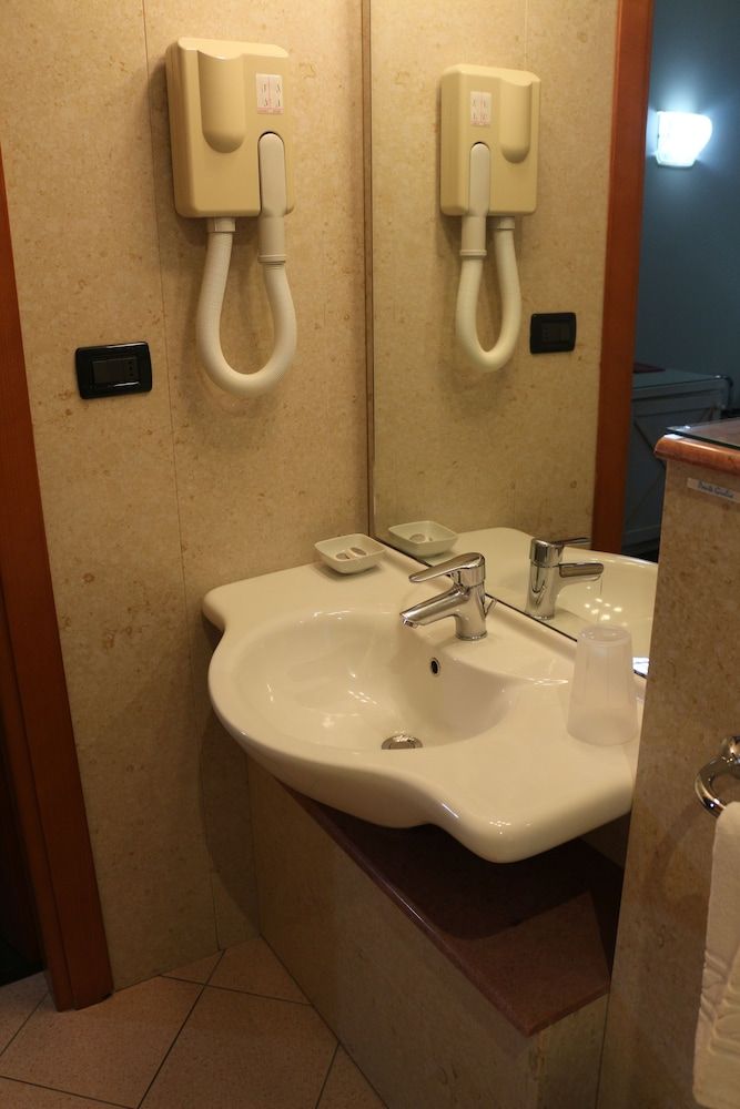 Hotel Garibaldi Single Room 2