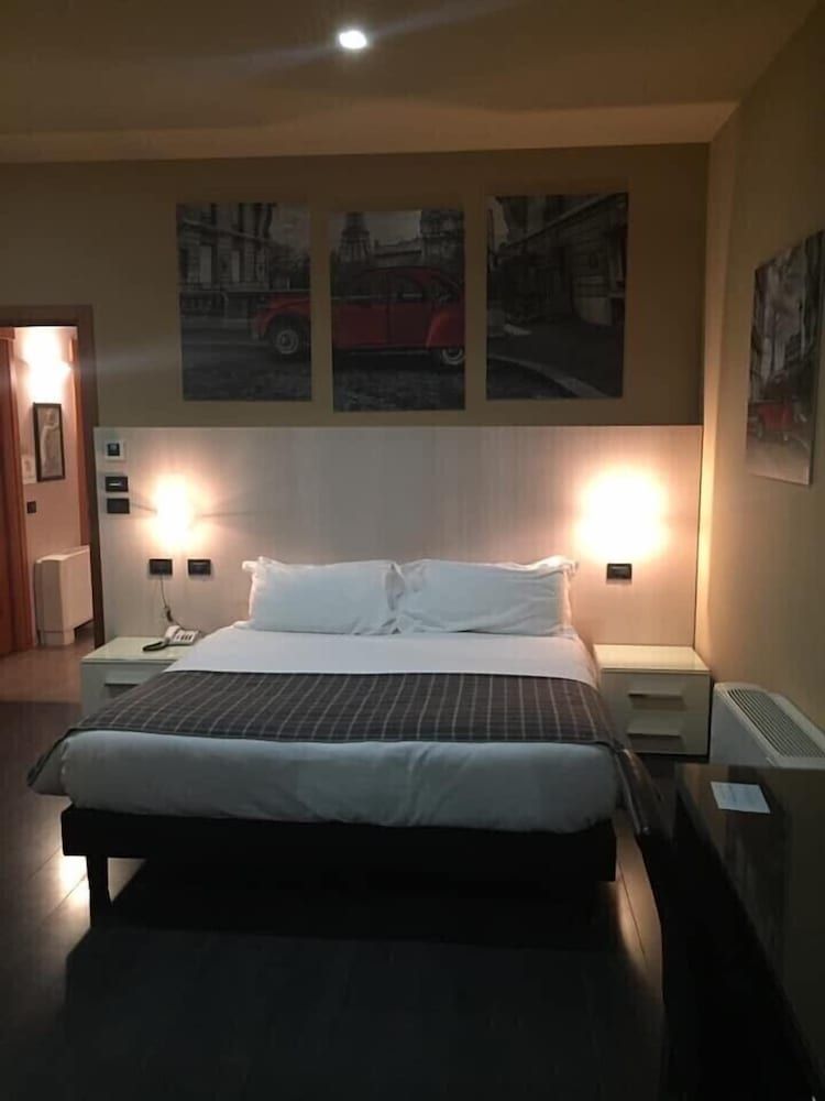 Hotel Garibaldi Deluxe Double or Twin Room, Non Smoking, Garden View 2