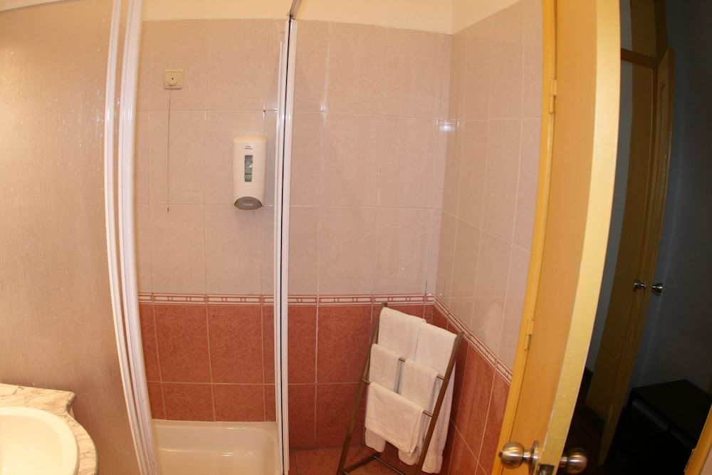 Mana Guest House Twin Room, Private Bathroom 10