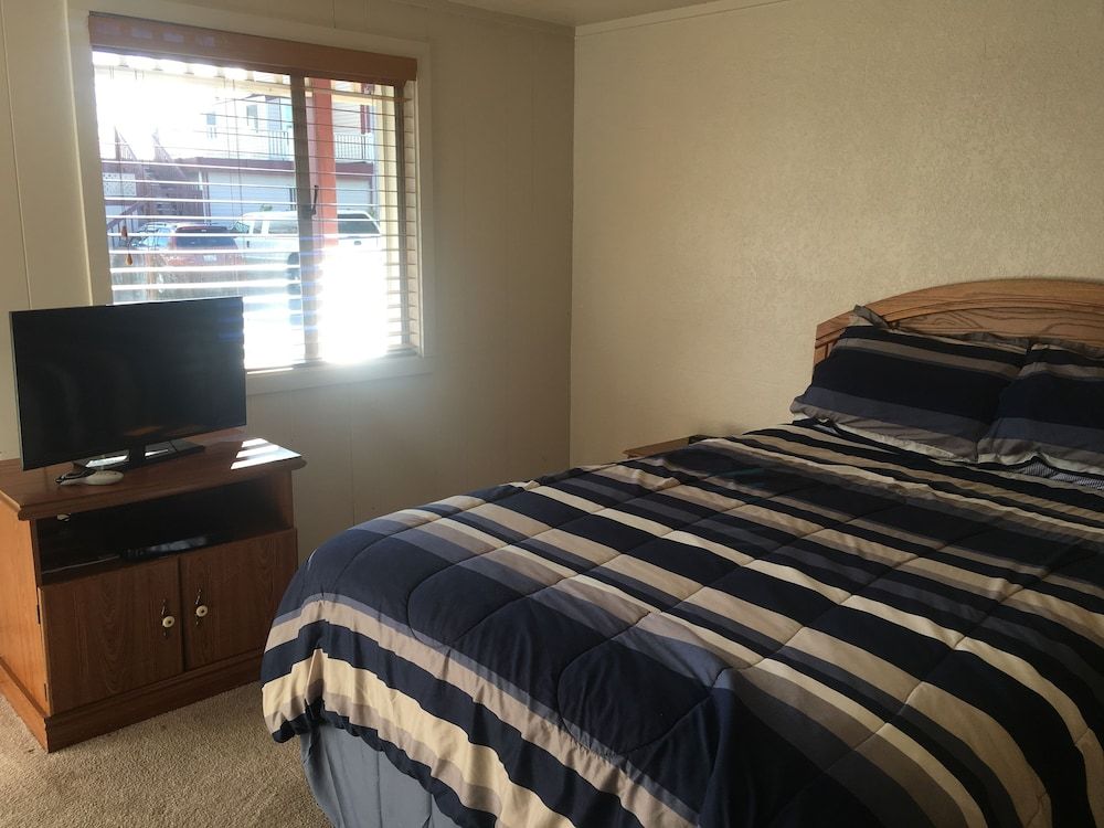 Tyee Restaurant and Hotel Deluxe Single Room, 1 Queen Bed, Non Smoking 2