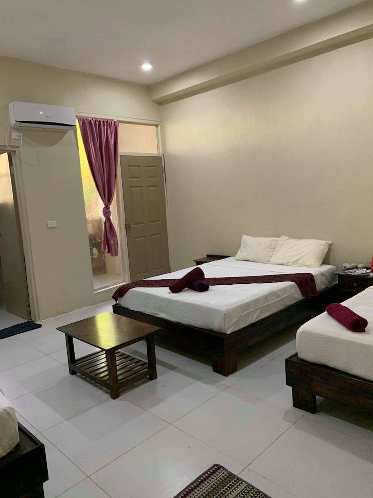 Bay View Barbers Lodge Family Room with Balcony 4