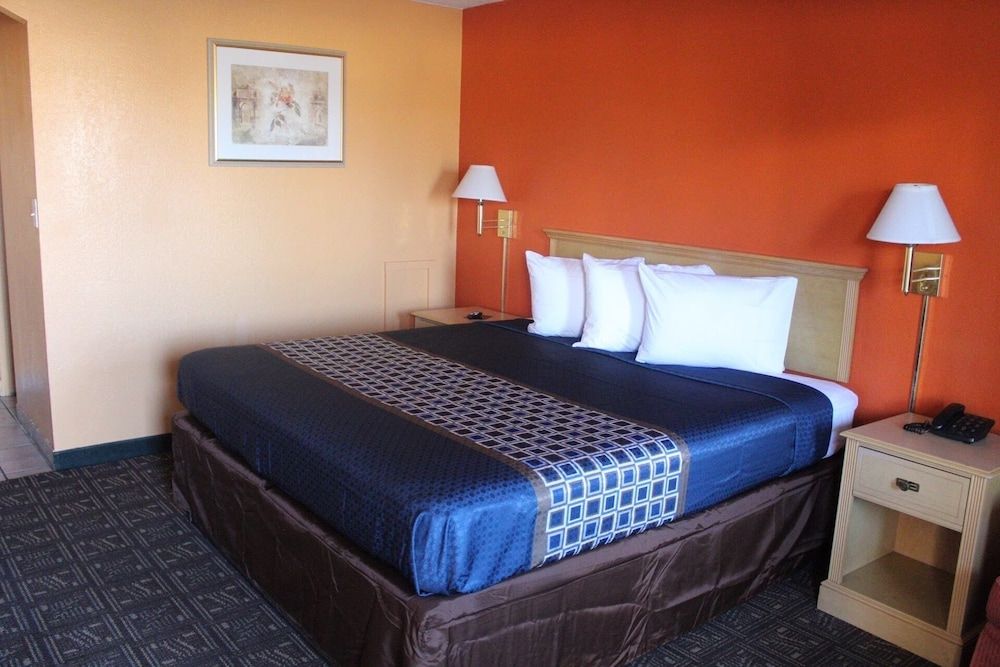 Hutchinson Inn Classic Room, 1 King Bed 5