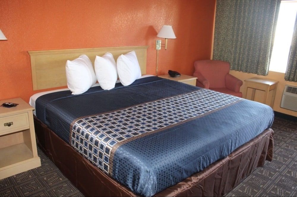 Hutchinson Inn Classic Room, 1 King Bed 4