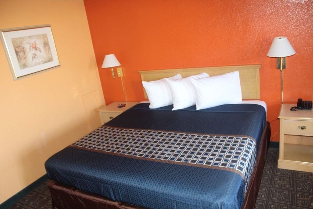 Hutchinson Inn Classic Room, 1 King Bed 6