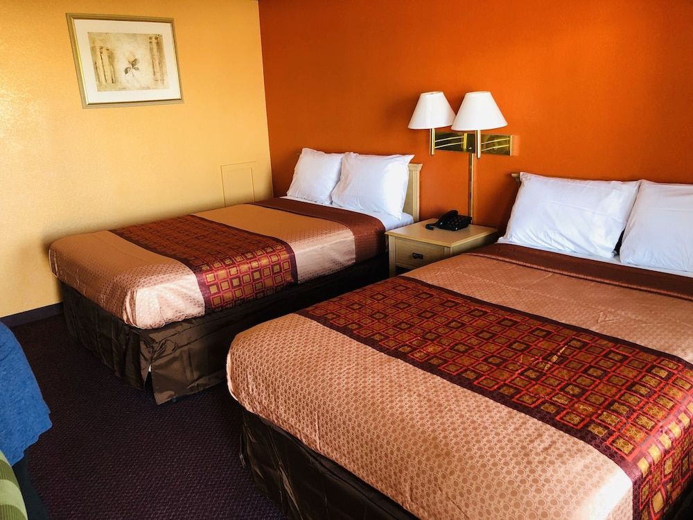 Hutchinson Inn Standard Room, 2 Queen Beds 2