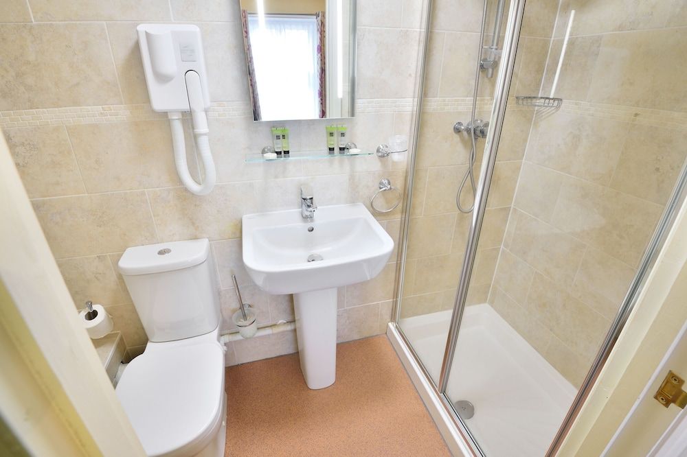 Talbot Hotel Twin Room, Ensuite 3