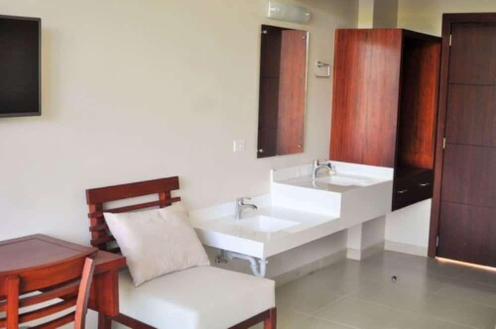 Gran Hotel de Lago Shushufindi Family Double Room, 2 Queen Beds, Mountain View 3