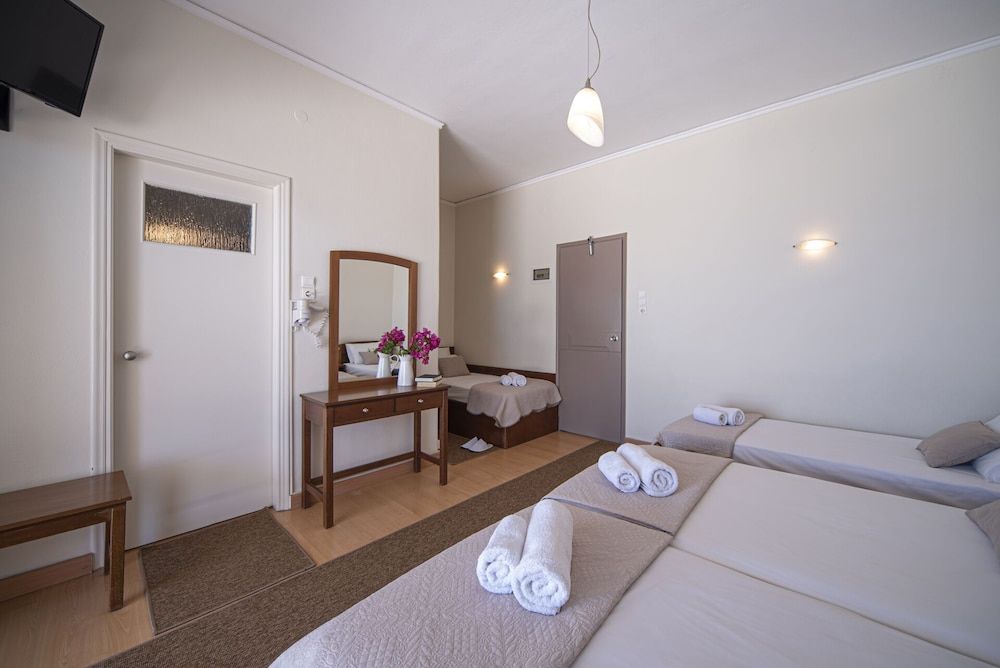 Hotel Cokkinis Standard Quadruple Room 2
