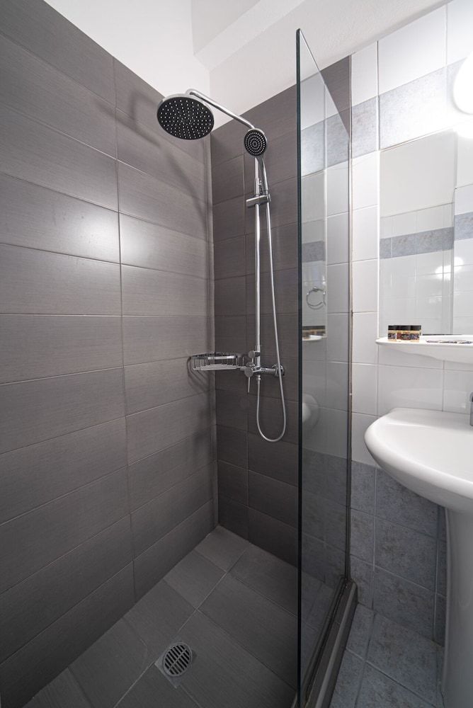 Hotel Cokkinis Standard Quadruple Room 4