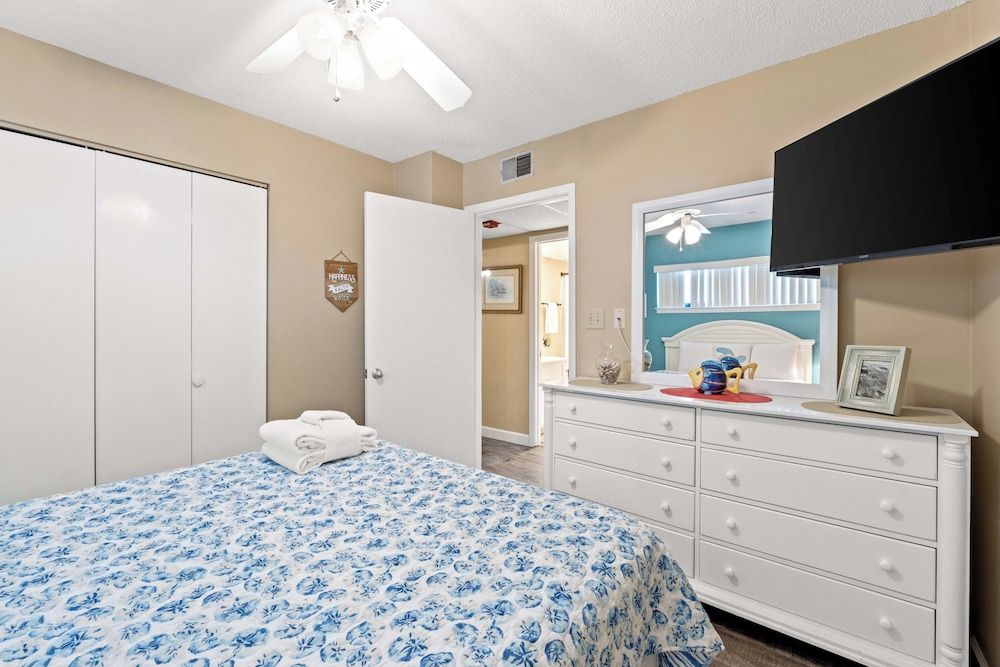 Panoramic Condo, 3 Bedrooms, Balcony, Ocean View (806 W)