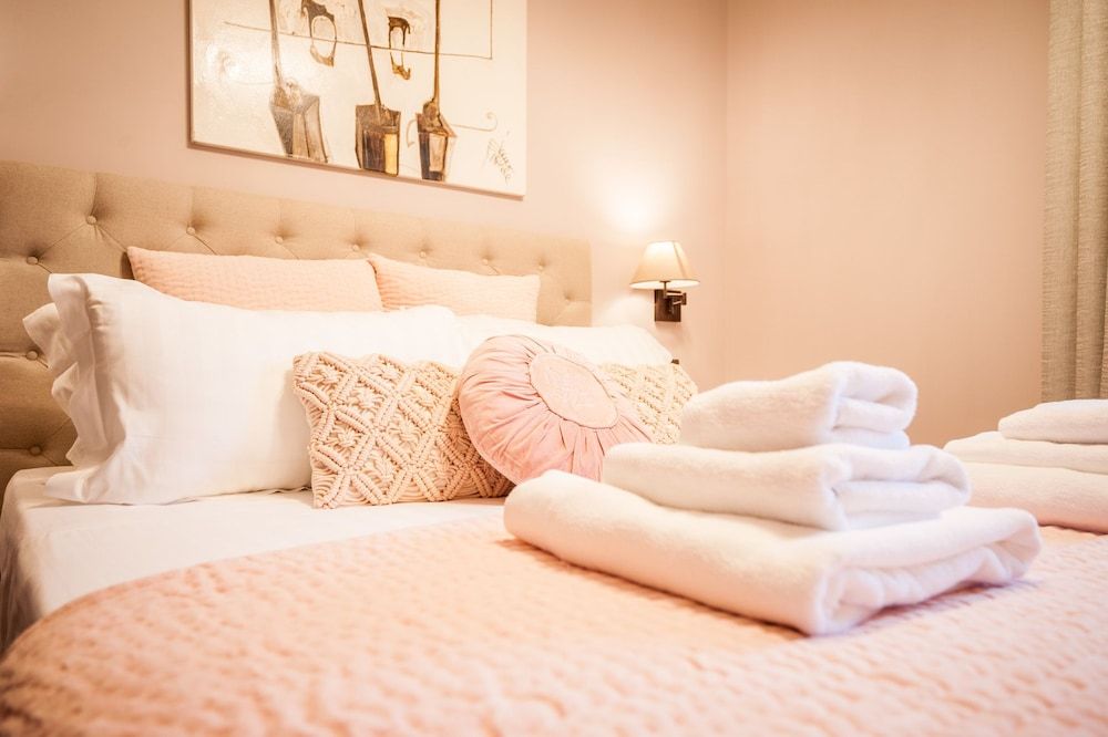Standard Double Room, 1 Queen Bed, Courtyard View (102)