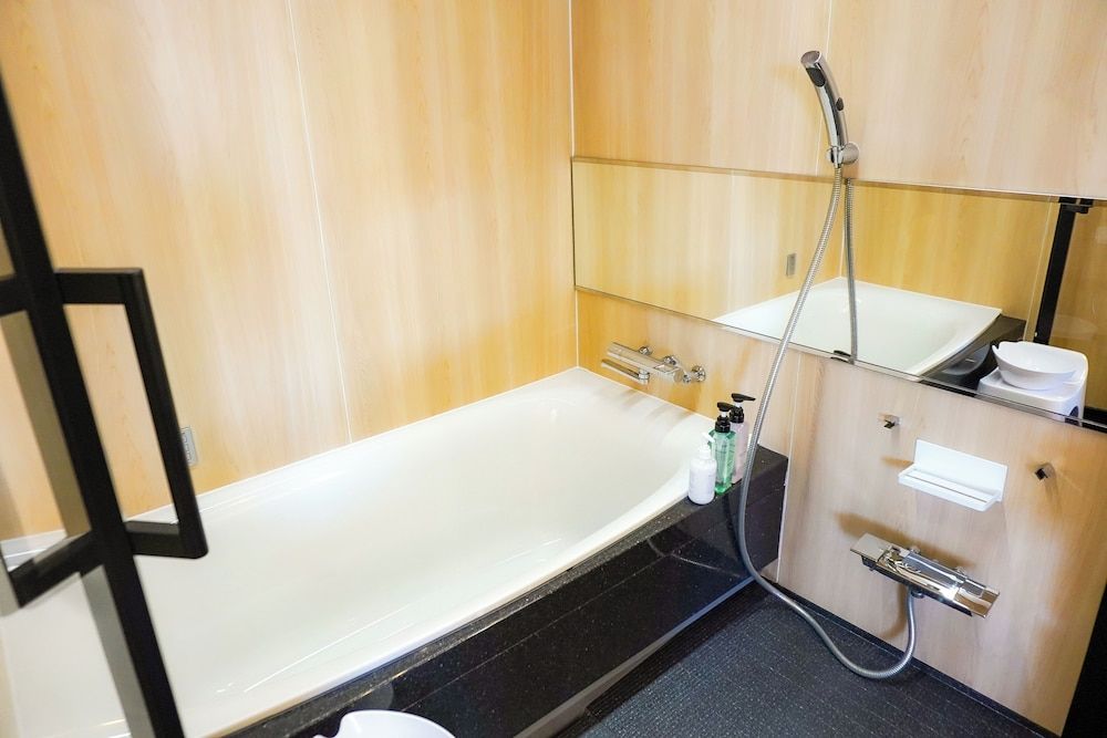 Deep soaking bathtub