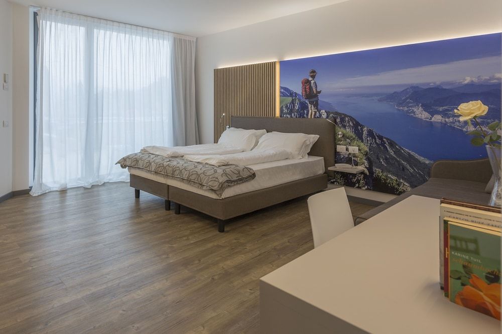 Junior Suite, Poolside