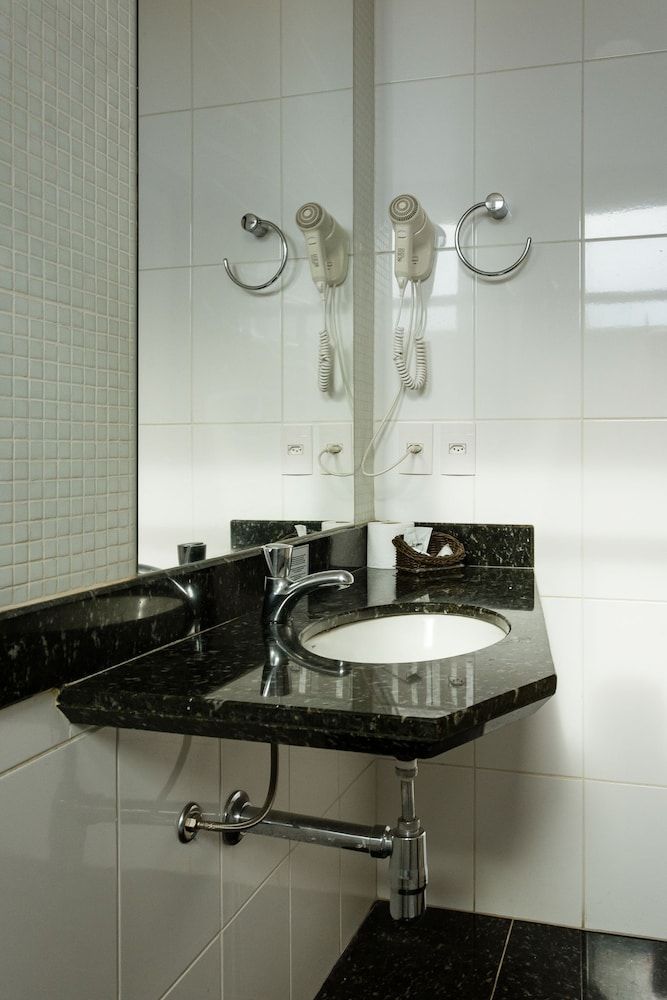 Lindoya Hotel Deluxe Room, Multiple Beds 3