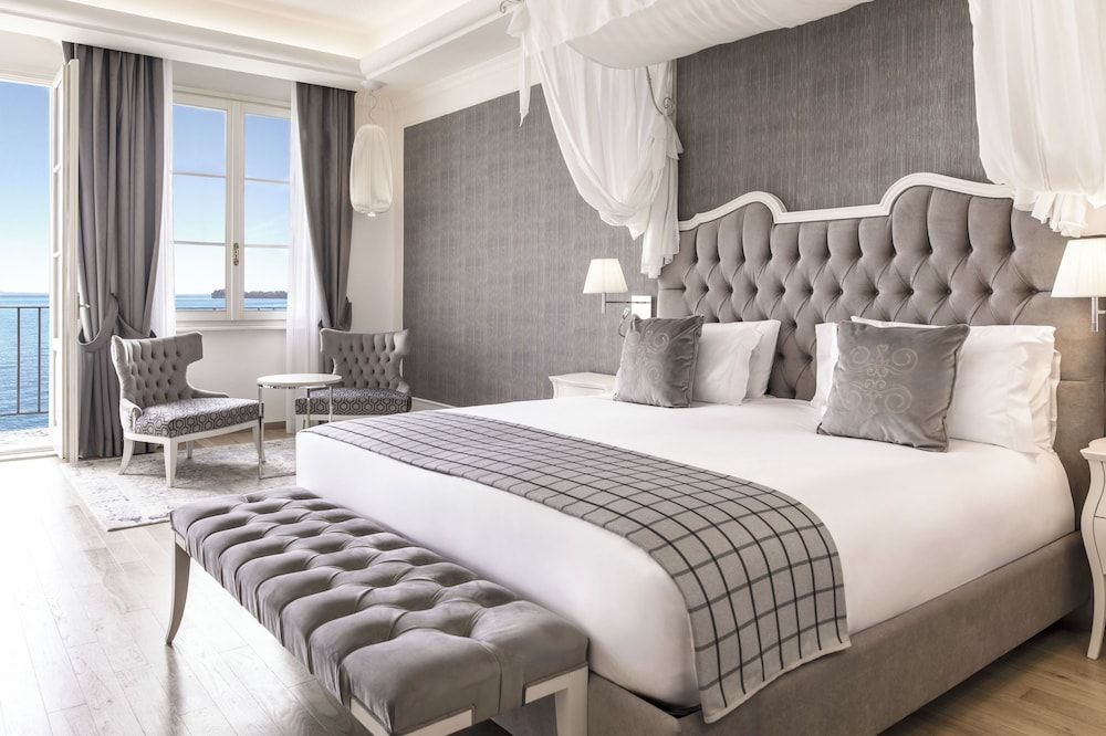 Deluxe Room, Lake View with balcony or garden access
