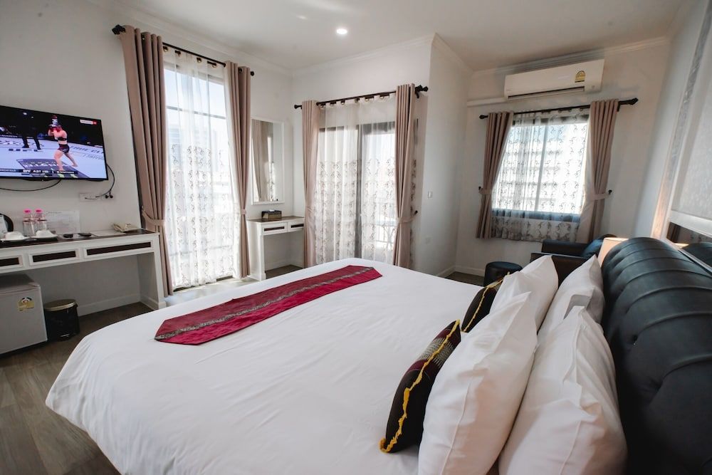 Deluxe Pool View Room
