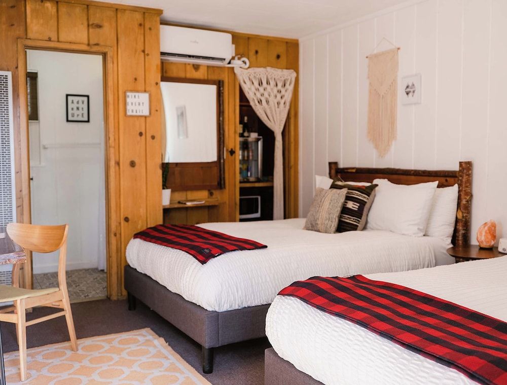 Grand Pine Cabins Standard Double Queen 2