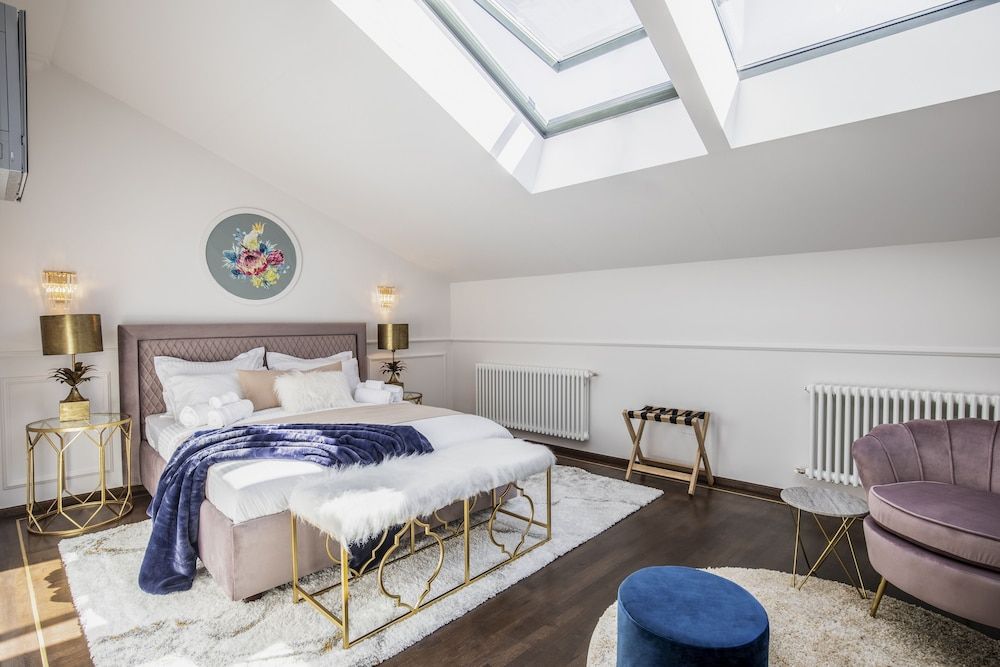 HOLT Old Town Luxury Studio Suite, 1 Queen Bed, Kitchen 9