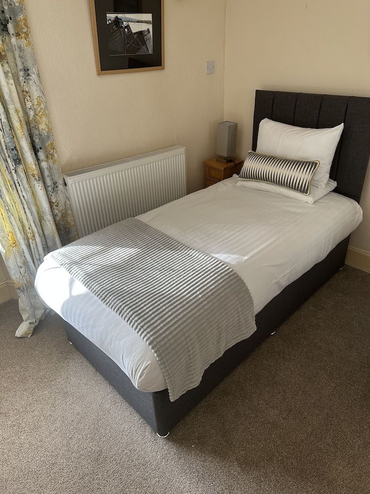 Smiddy Haugh Twin Room, Ensuite 5