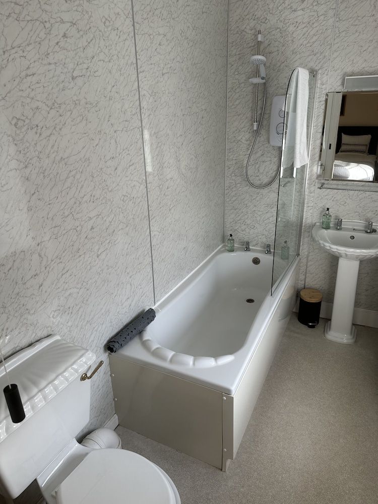 Smiddy Haugh Twin Room, Ensuite 8