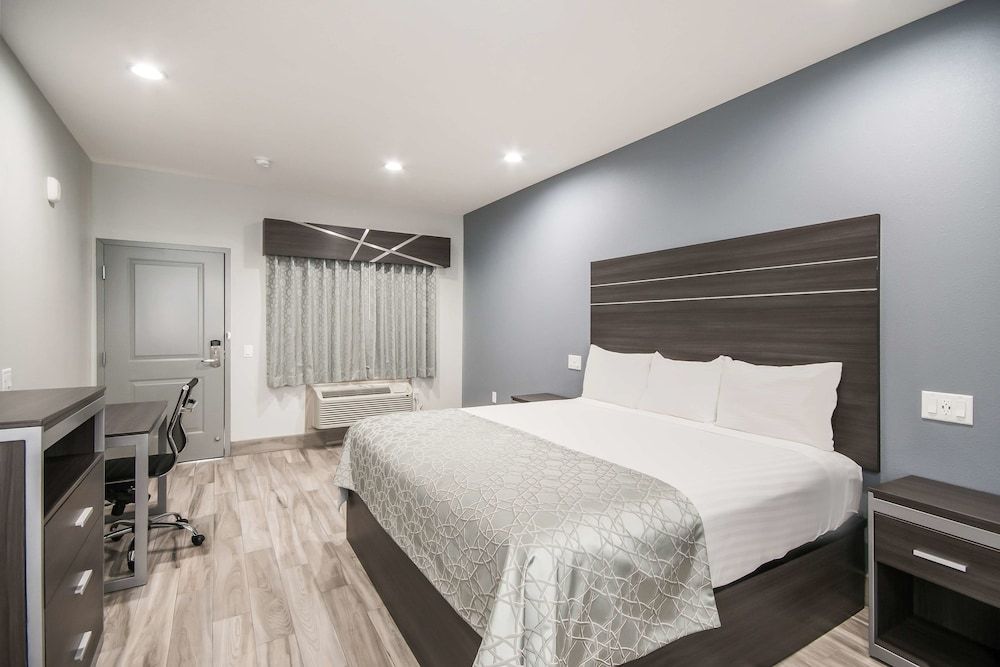 Americas Best Value Inn & Suites NE Houston Downtown I-610 Room, 1 King Bed, Non Smoking 2