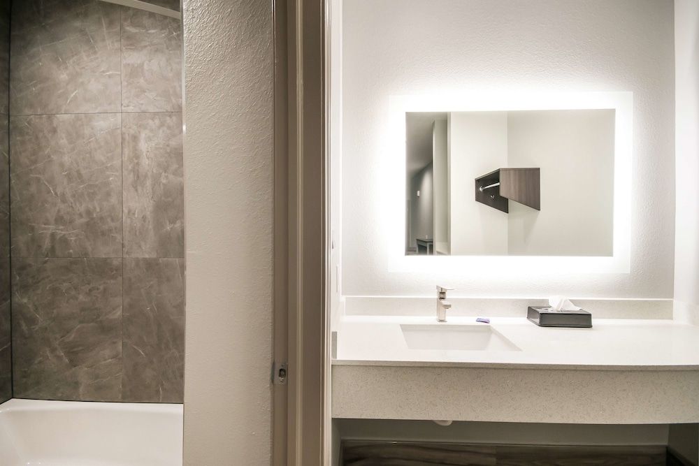 Americas Best Value Inn & Suites NE Houston Downtown I-610 Room, 1 King Bed, Non Smoking 4