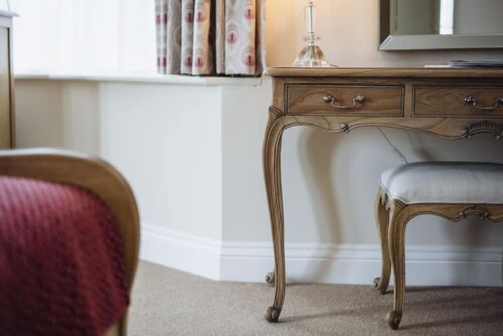 King Arthur Hotel Deluxe Room, 1 King Bed 4