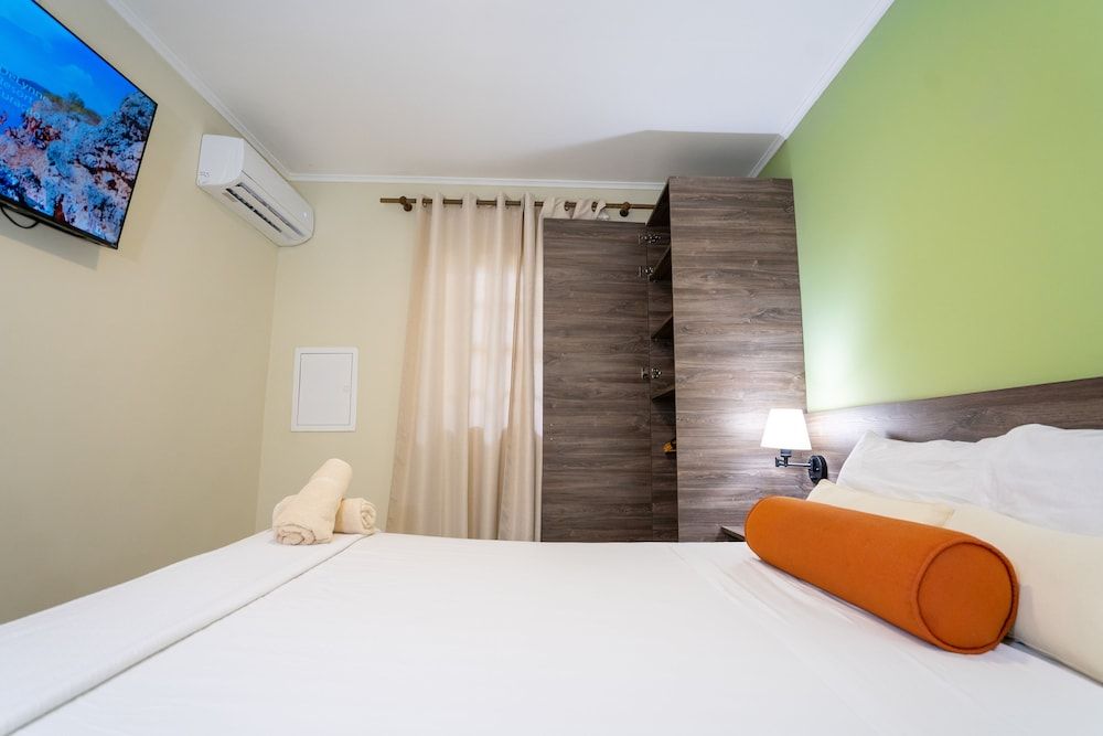 Delynne Boutique Hotel Deluxe Room, 2 Bedrooms, Non Smoking, Pool View 3